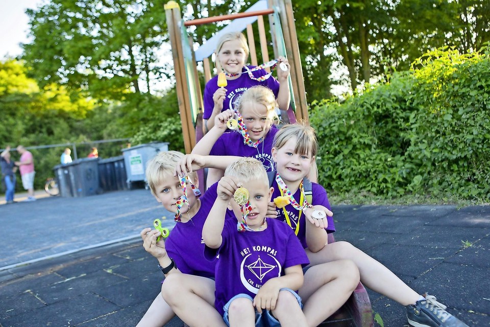 IJmuiden, 1-6-2017: Tevreden tonen de kinderen hun medaille van de Avonddriedaagse.