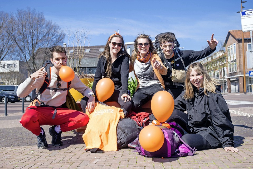 Roel, Kelly, Eelke, Harm, en Larissa uit Nijmegen wandelend in IJmuiden.
