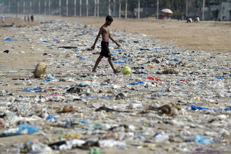 Plastic troep op een strand in India.