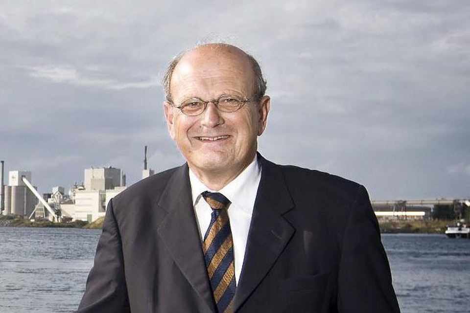 Oud-burgemeester Peter Cammaert wordt aan het Velsense bestuur van de bond toegevoegd