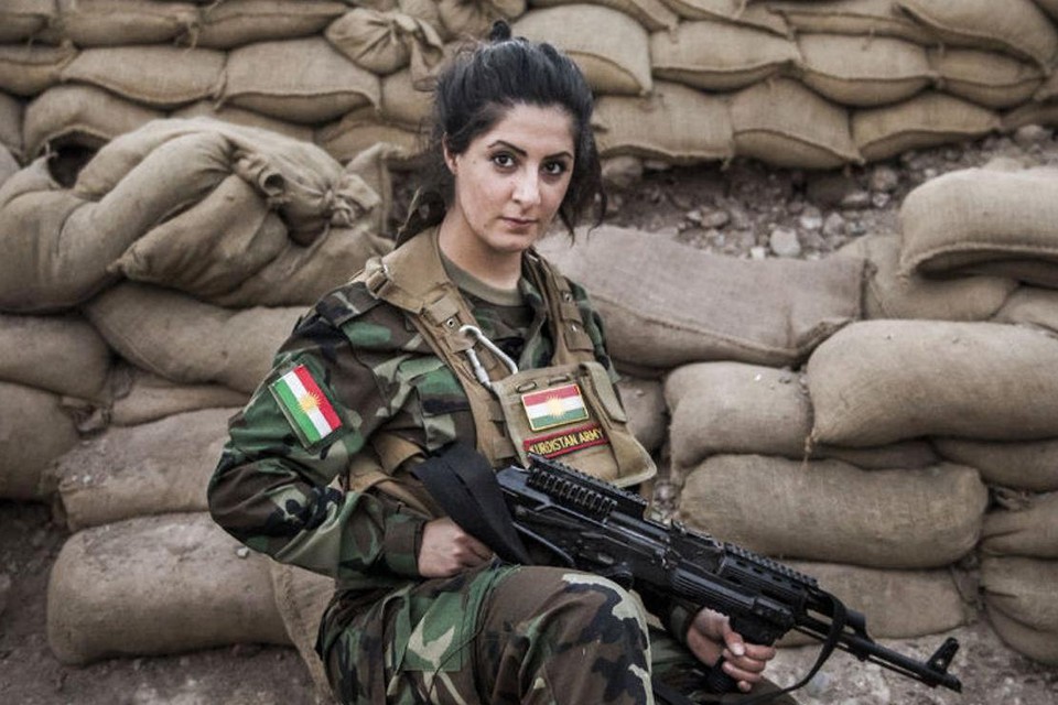 Een vrouwelijke peshmerga-strijder.