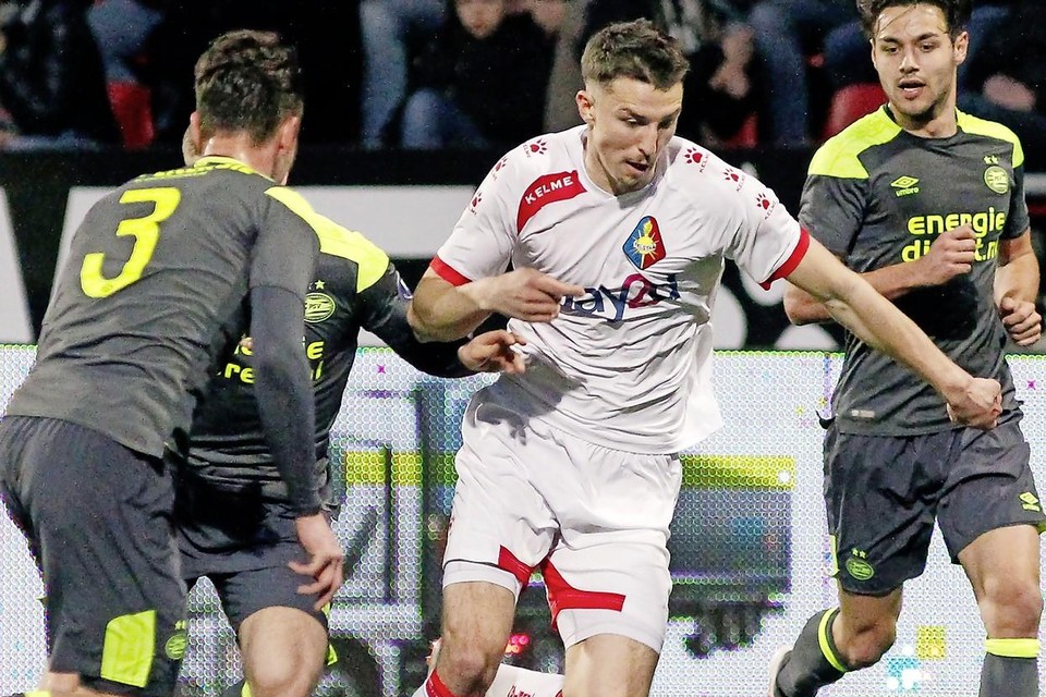 Andrija Novakovich soleert door de verdediging van Jong PSV.