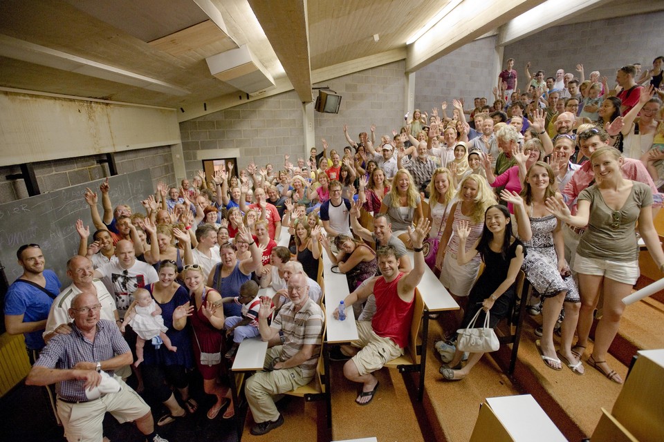 Vlak voor de sloop van het gebouw aan de Zwemmerslaan bezochten in 2012 honderden oud-leerlingen hun oude school nog één keer.