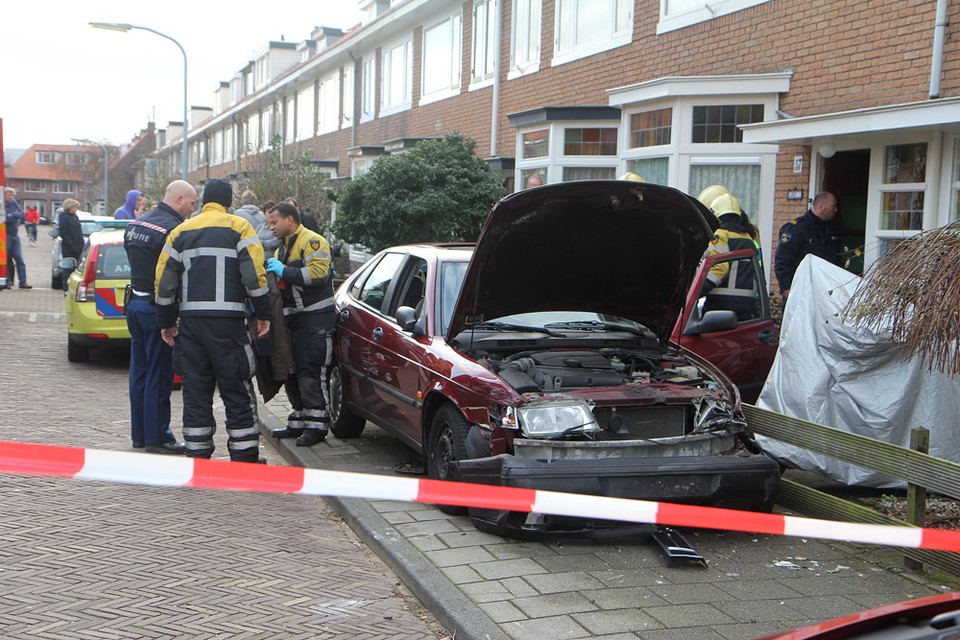 Automobilist ramt geparkeerde wagens in Pegasusstraat Haarlem. Foto Daniel van Straeten