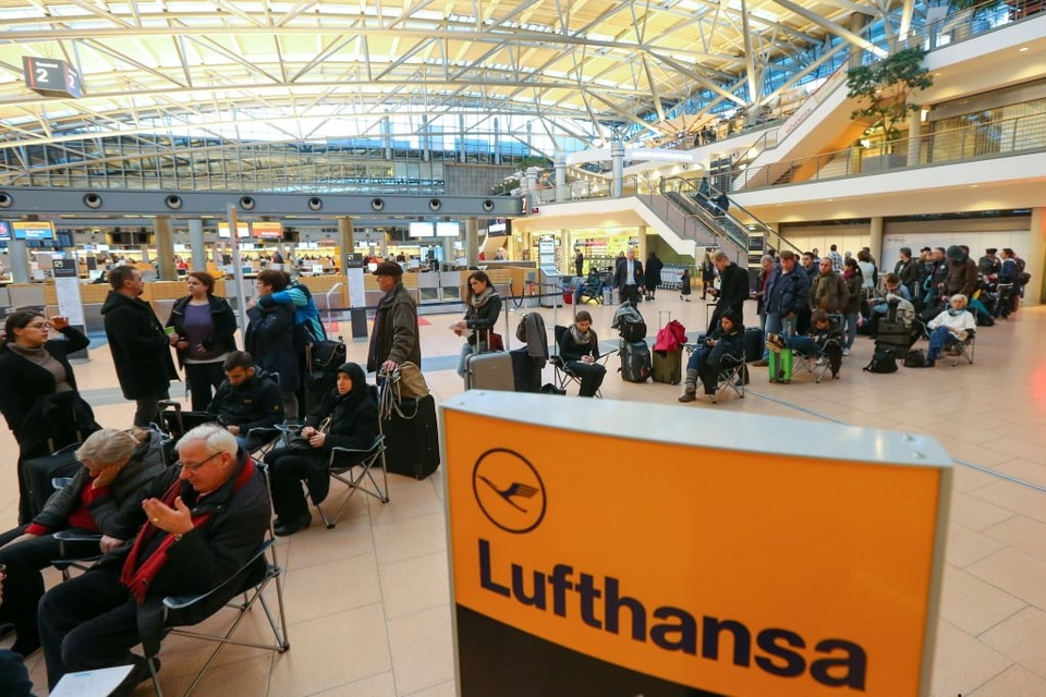 In Hamburg staan passagiers in d rij bij Lufthansa. Foto DPA