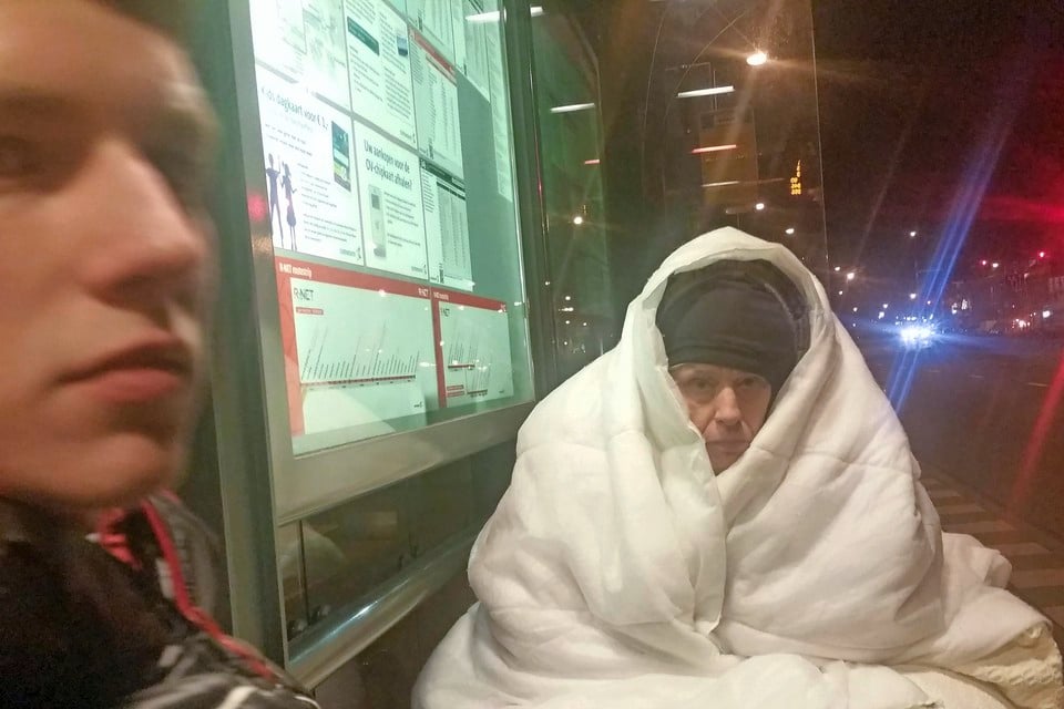 In 2016 sliep Gepke de Leef in de vrieskou in een bushalte aan de Wilhelminastraat.