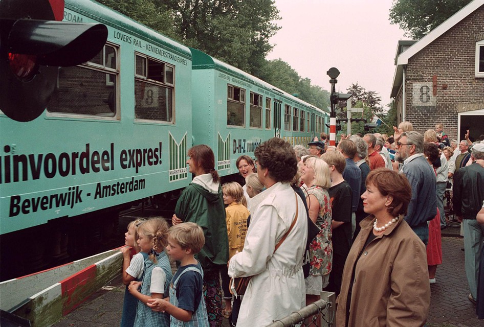 De Kennemerstrand Expres passeert de overgang bij Driehuis-Westerveld op 11 augustus 1996.