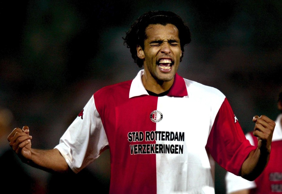 Pierre van Hooijdonk in extase, direct na het eindsignaal bij Feyenoord-Inter Milaan.