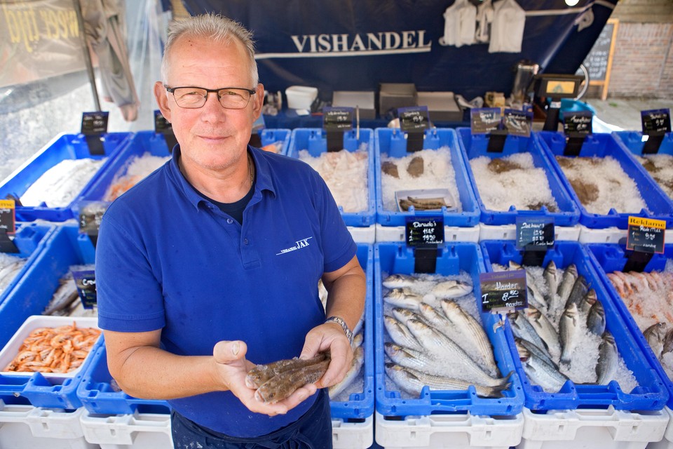 André Weijmers van Vishandel Jak met in zijn hand pietermannen.