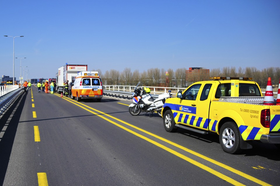 Twee gewonden bij kettingbotsing N207 Nieuw-Vennep. Foto: Eric van Lieshout