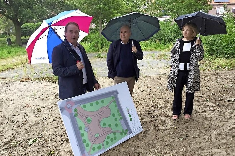 Wethouder Jan van Rijn (links) en bestuursleden Gerard Brom en Coby Groenenboom presenteren het ontwerp voor het Julianapark.