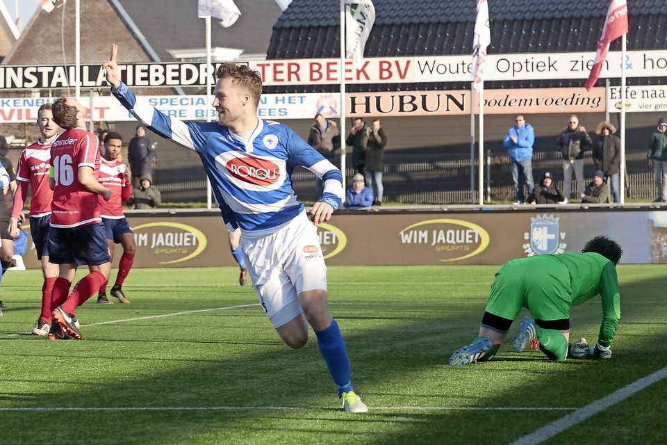 Mike Vreekamp heeft Spakenburg op 1-0 gebracht.