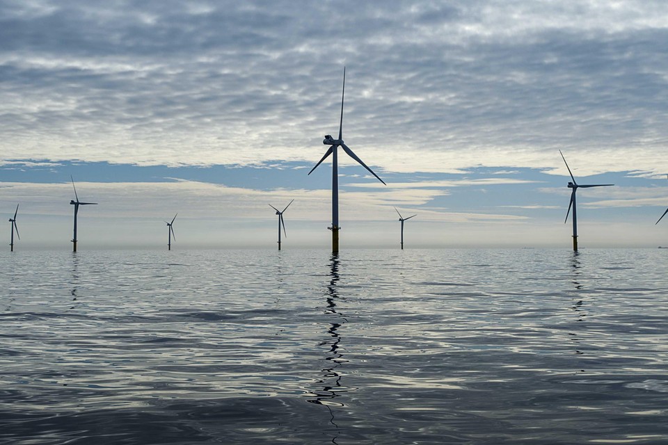 2015-06-25 18:16:10 NOORDZEE (ARCHIEFFOTO) - Windpark Luchterduinen in de Noordzee is maandag officieel in gebruik genomen. Het windpark staat 23 kilometer voor de kust van Zandvoort en Noordwijk en is het derde windpark in de Nederlandse Noordzee. Luchterduinen telt 43 windmolens, met een totaal vermogen van 129 megawatt. Daarmee kunnen rond de 150.000 huishoudens van stroom worden voorzien. Het park, waarmee een totale investering is gemoeid van 450 miljoen euro, is eigendom van het Rotterdamse energiebedrijf Eneco en het Japanse Mitsubishi. ANP REMKO DE WAAL 2015 altenatief alternatief alternatieve bewustwording co2-neutraal duurzaam duurzaamheid duurzame ecologie ecologisch economie economisch electriciteit elektriciteit energie energieopwekking groen groene holland klimaat klimaatsverandering kwaliteit landschapsvervuiling lucht Luchterduinen milieu milieuvervuiling millieu molen molens natuur nederland oplossing opwekken opwekking produceren productie reportage schone schoon stroom turbines uitstoot van verandering vervuiling water wind windenergie windmolen windpark windturbines zee ORG XMIT: 33192239