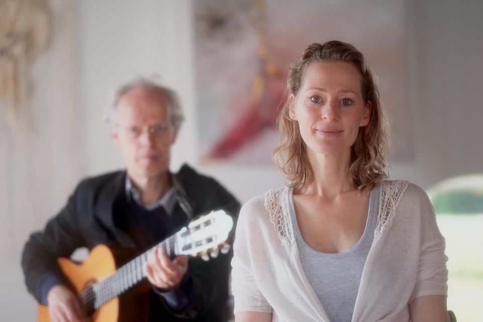 Babette Holtmann en gitarist Hans Kunneman