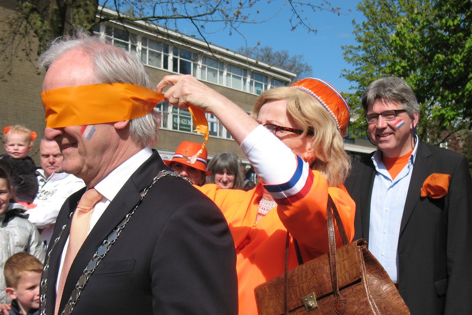 De burgemeester wordt een blinddoek omgedaan.