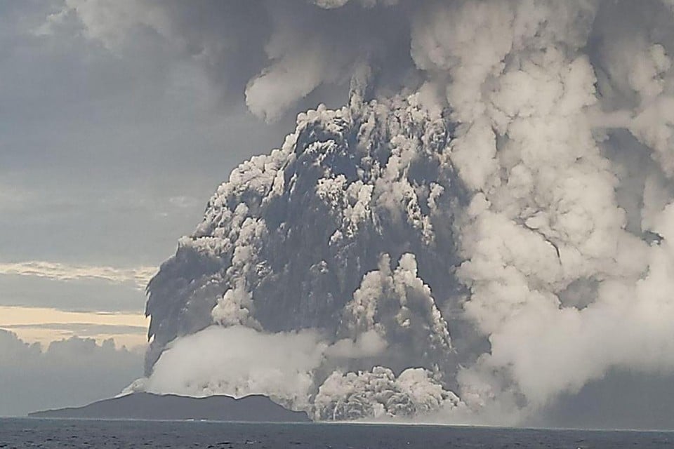 De vulkaanuitbarsting die van Hunga Tonga-Hunga Ha’apai weer twee eilandjes maakte afgelopen zaterdag.