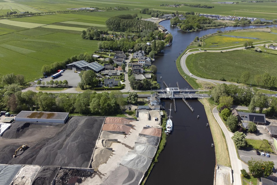 Eembrugge. Op de voorgrond het bedrijventerrein (Eemnes), dan brug en buurtschap (Baarn), daarachter Ocrietterrein en haven (Eemnes) en Ocrieteiland (Baarn).