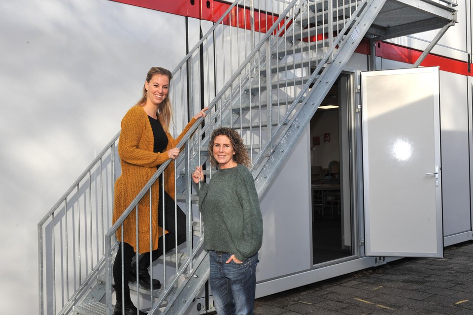 Yaelle Vleugel en Carmen Spijker geven les op nieuwkomersschool De Fakkel.