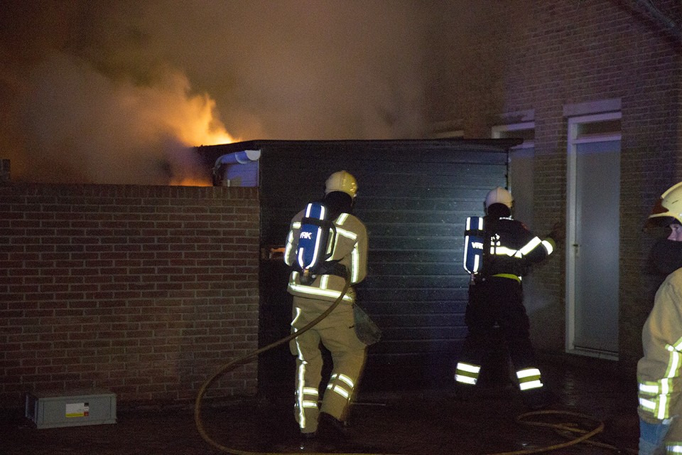 Schuur brandt uit achter woning IJmuiden. Foto: Michel van Bergen
