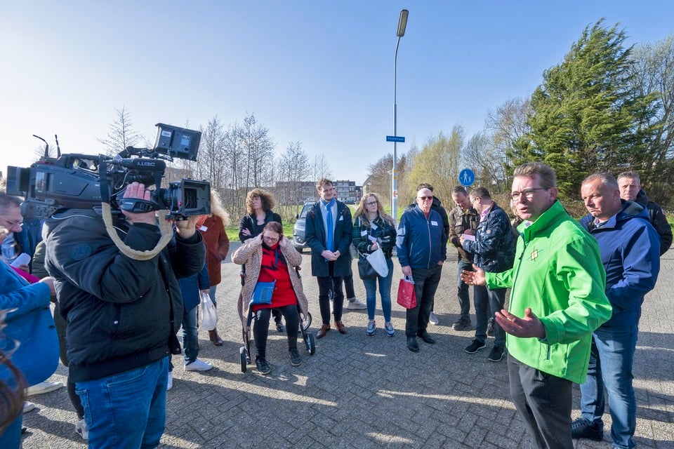 Martijn Schouten praat in groene jas de bezoekende raadsleden bij over de ontwikkelingen en de wensen van Nieuw-Vennep.