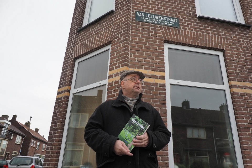 Schrijver Freek van Leeuwen met zijn boek in IJmuiden.