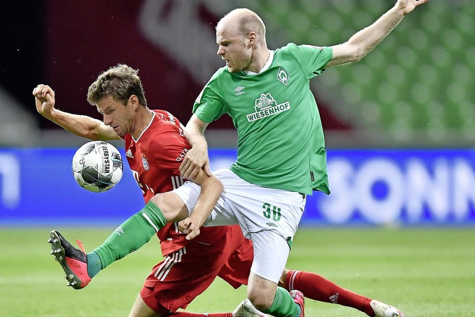 Davy Klaassen in het shirt van Werder Bremen (rechts) en Thomas Müller van Bayern München.
