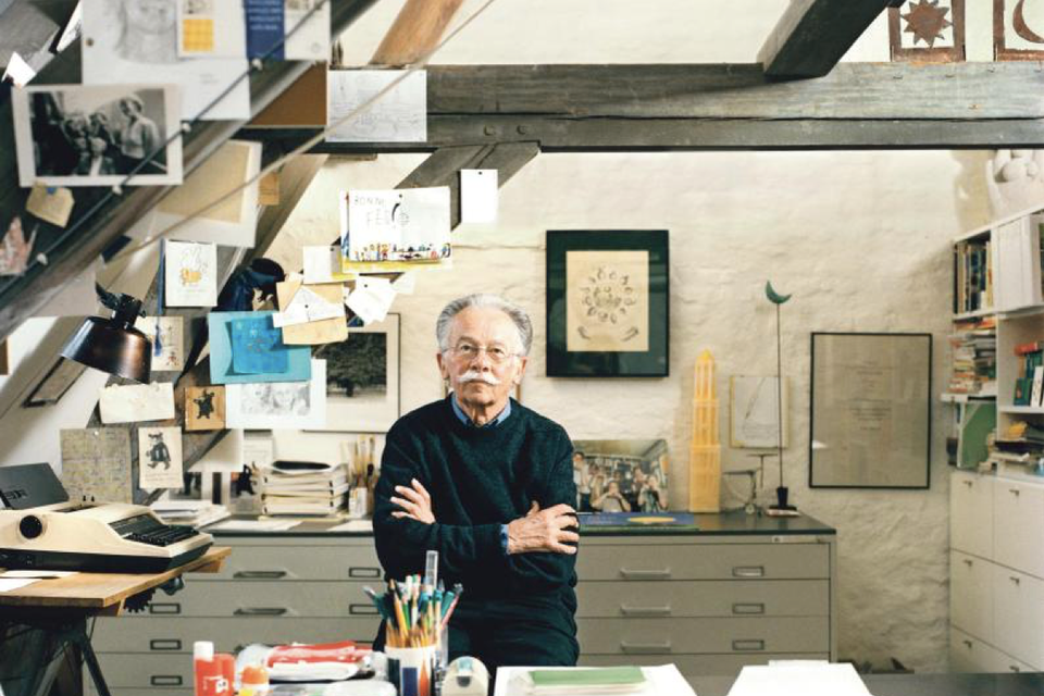 Dick Bruna in zijn atelier.