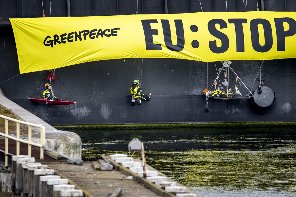 Actievoerders uit Europa en Brazilie hebben samen met Greenpeace Nederland de Noordersluis in IJmuiden geblokkeerd. Daardoor zit nu een 225 meter lang schip, de Crimson Ace, vast in de sluis.