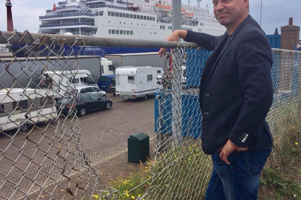 Velsen Lokaal-voorman Bram Diepstraten bepleit de aanleg van een beveiligd parkeerterrein voor trucks in de buurt van de ferry IJmuiden-Newcastle.