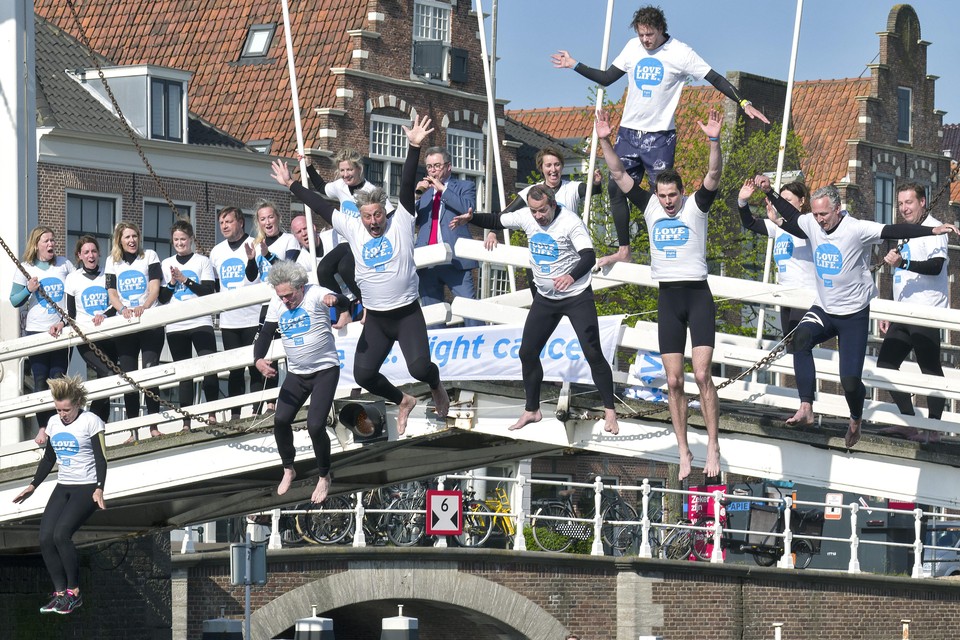 De aftrap van Swim to Fight Cancer in 2018 met het springen van de Gravestenenbrug.