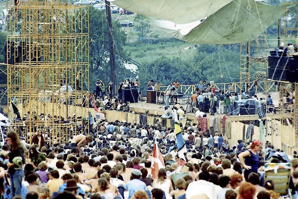 Het legendarische popfestival Woodstock. Het festival dat in 1969 gehouden werd ging de geschiedenis in als het hoogtepunt van het hippietijdperk.
