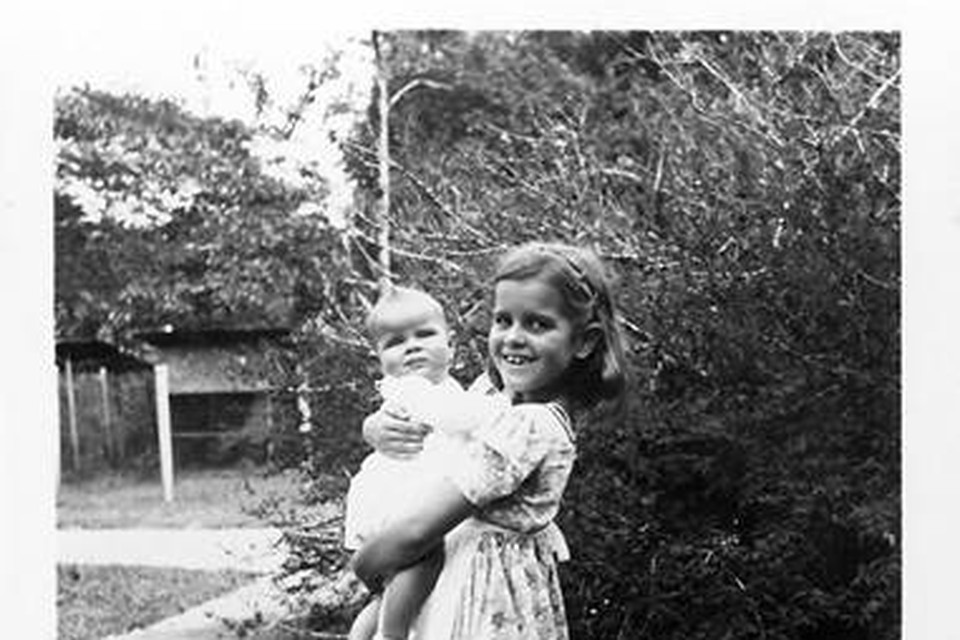 Connie met haar zusje voor de oorlog.
Foto Privécollectie