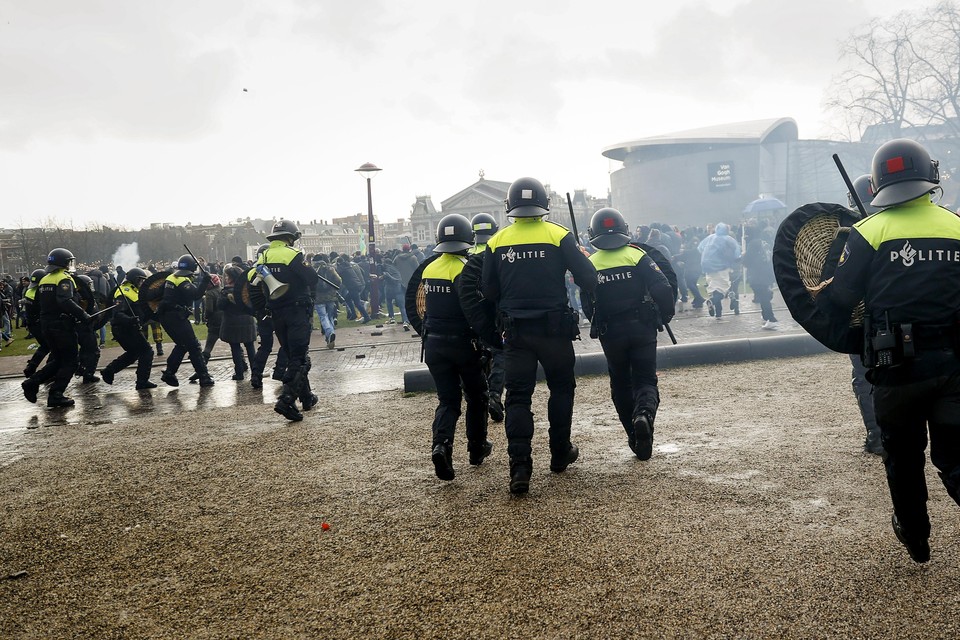 De politie grijpt in tijdens de demonstratie op het Museumplein, afgelopen zondag.
