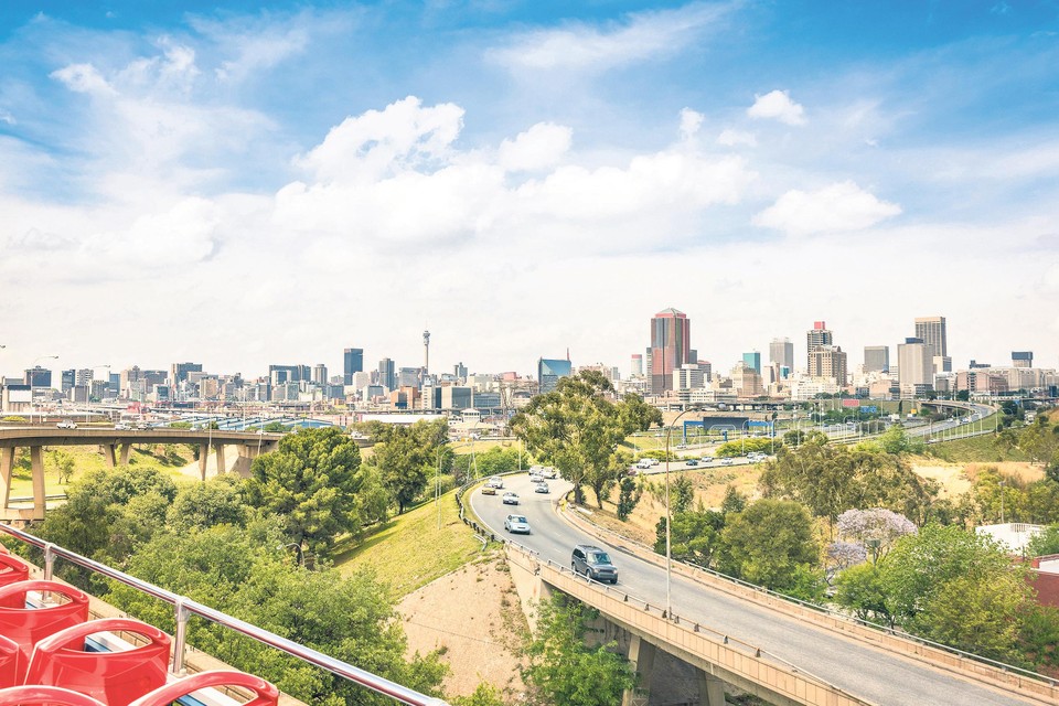 Johannesburg begon als bescheiden mijnstad en ontwikkelde zich in ruim honderd jaar tot een metropool met ruim met vijf miljoen inwoners.