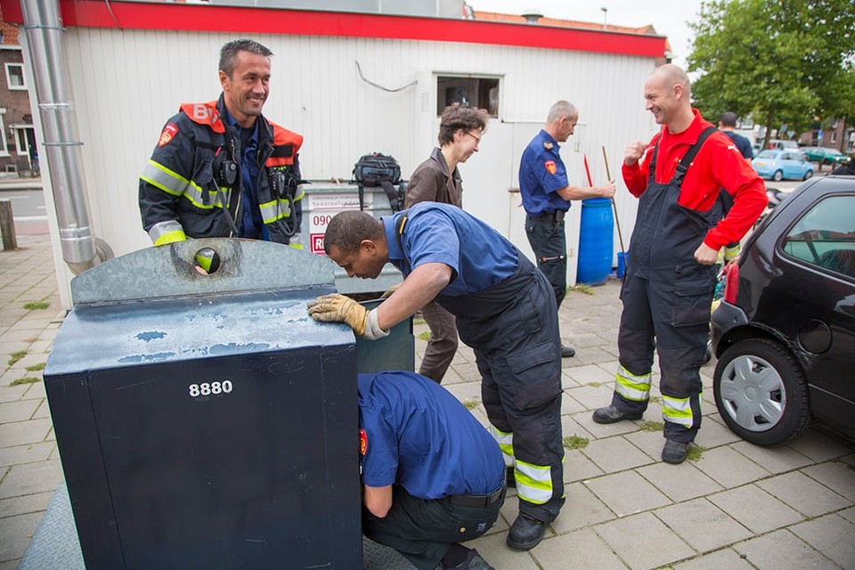 De brandweer moest er zaterdag aan te pas komen om een portefeuille weer boven water te krijgen. Foto: Michel van Bergen