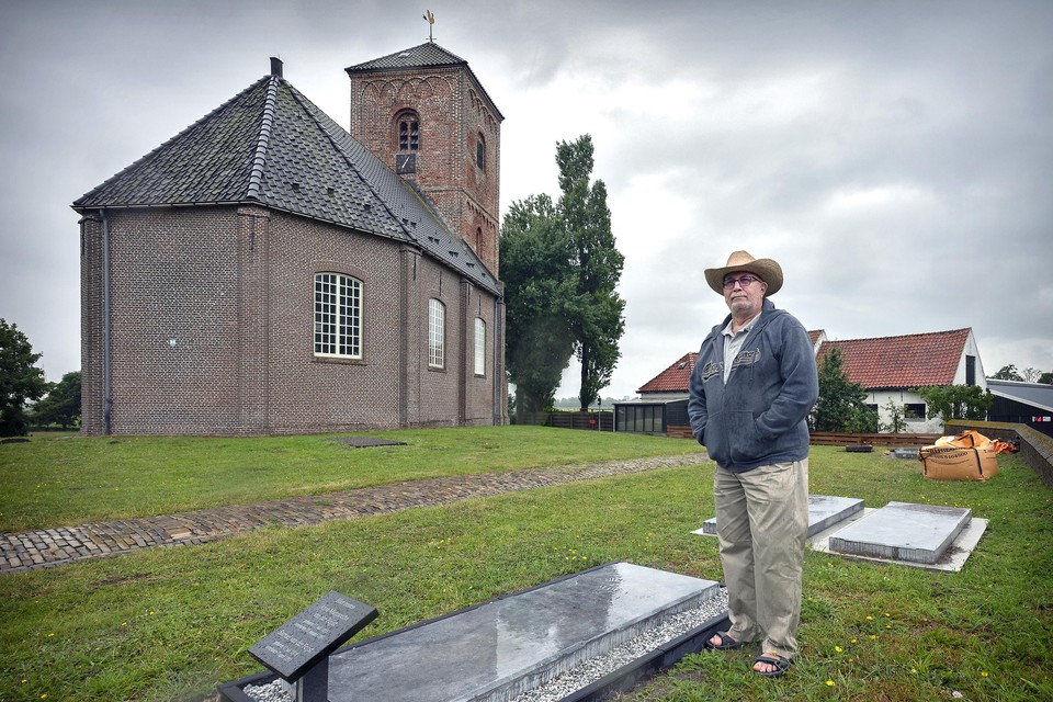 Henk Koelman nam het initiatief voor het opknappen van negen graven op de begraafplaats in Spaarnwoude.