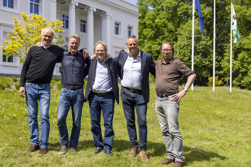 De vijf onderhandelaars in Bloemendaal: Vlnr. Rob Slewe (Zelfstandig Bloemendaal), Harold Koster (PvdA), Bob van der Veldt (CDA), Vincent Verheij (D66) en Herbert Faber (GroenLinks).