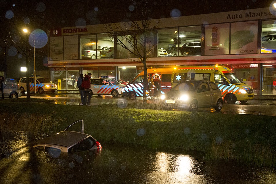 Automobiliste te water in Velserbroek. Foto Michel van Bergen