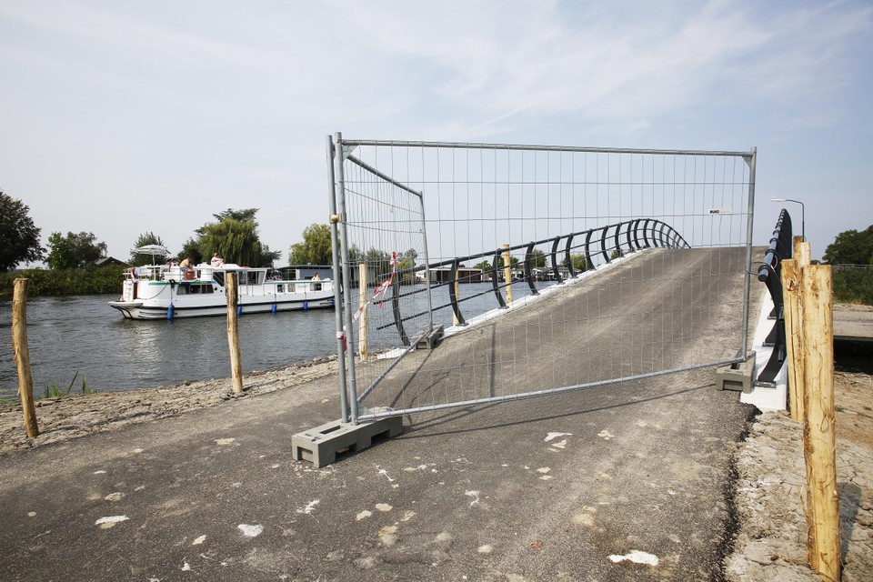 De gemeente Stichtse Vecht heeft de brug in de Bergseweg met extra zware hekken afgesloten.