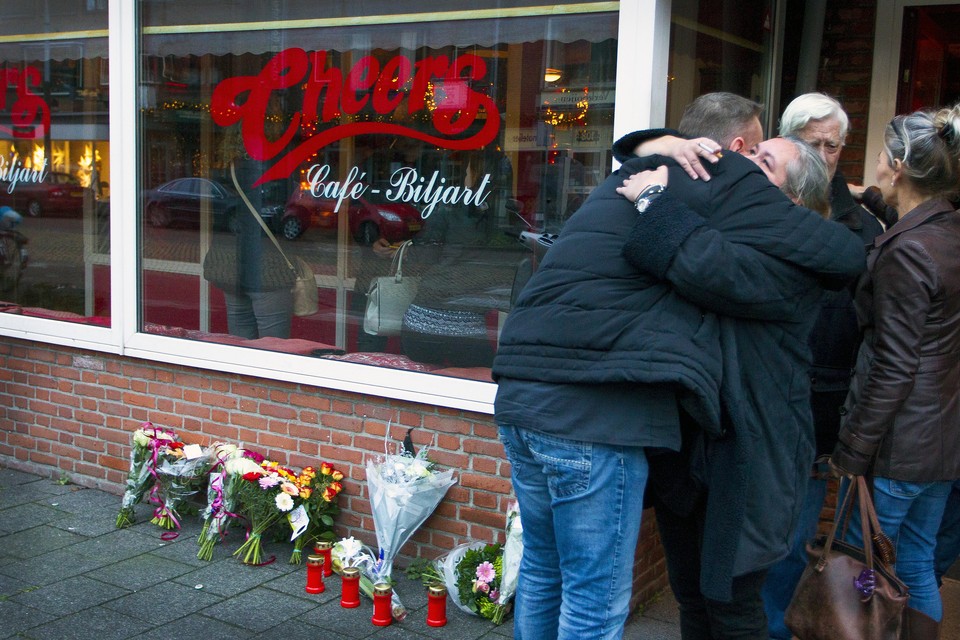 Personeel en anderen bij Cafe Cheers na de dood van Jos Korver.