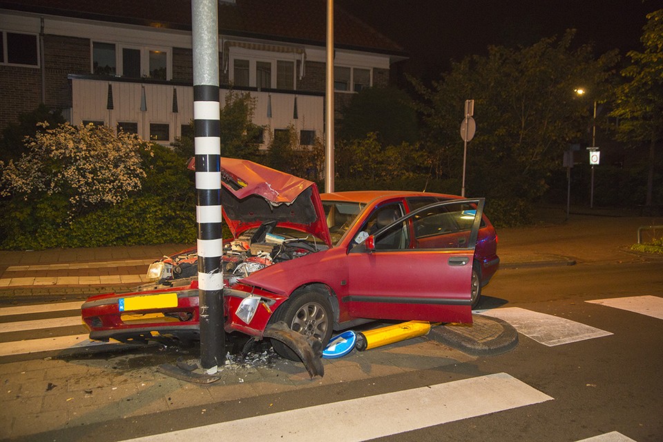 Auto tegen verkeerspaal in Heemstede. Foto: Michel van Bergen