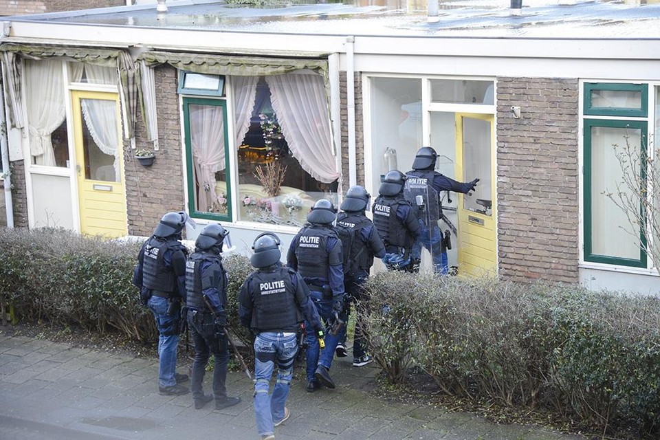 Een arrestatieteam in actie voor een verwarde jongen in Beverwijk, de achterste agent heeft zijn taser getrokken.