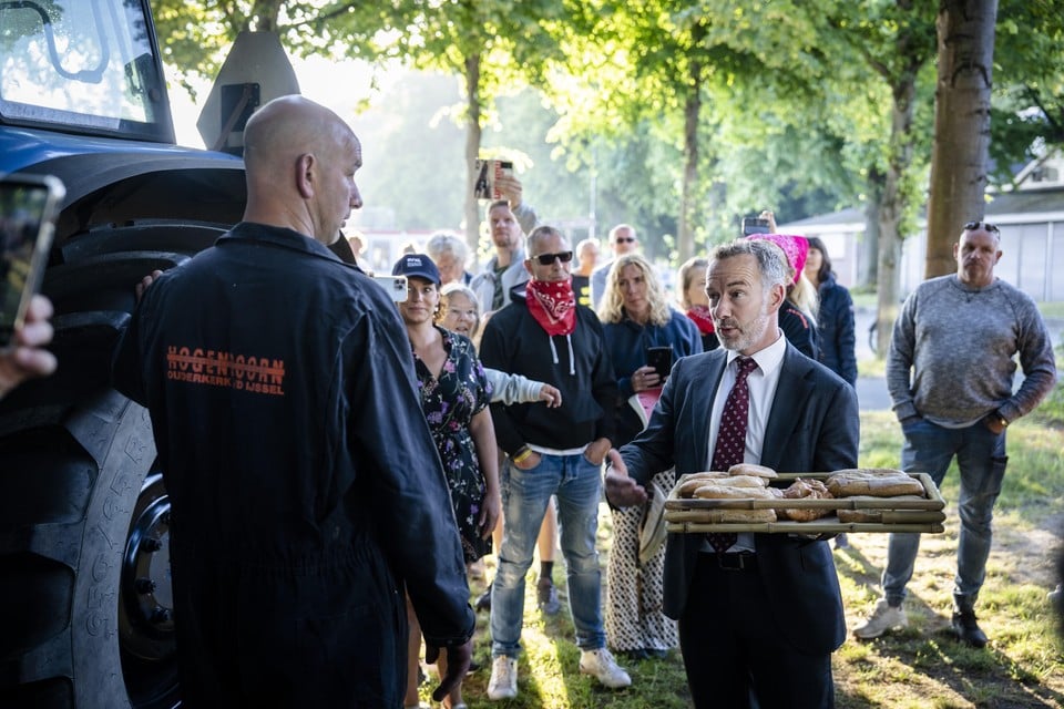 Kamerlid Wybren van Haga (Groep van Haga) in gesprek met boeren, tijdens een ontbijt op het Malieveld in Den Haag, voorafgaand aan een landelijk boerenprotest.