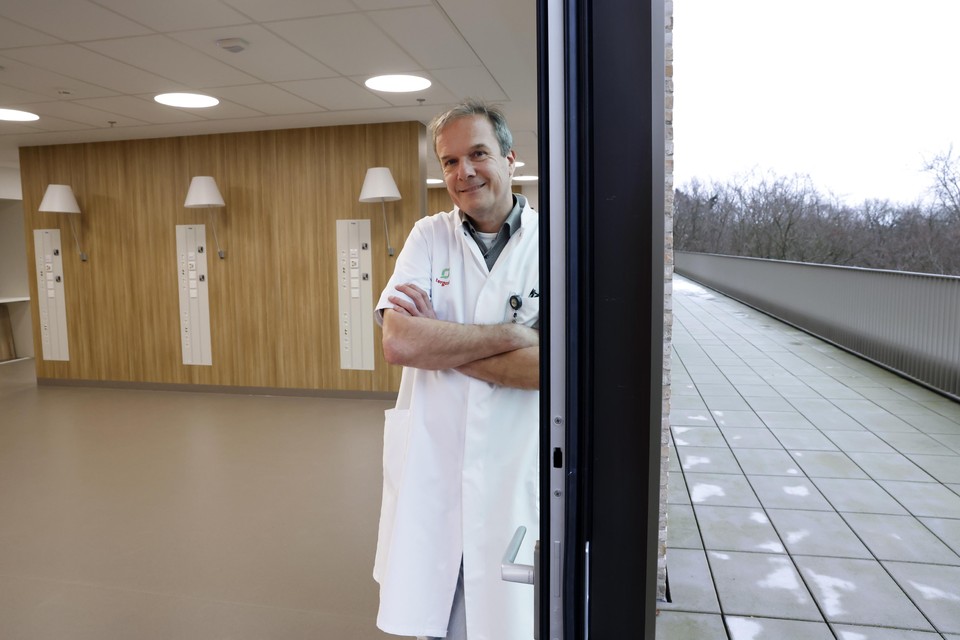 Oncoloog Pieter van den Berg in de dagbehandeling voor chemotherapie van het nieuwe Tergooi MC.