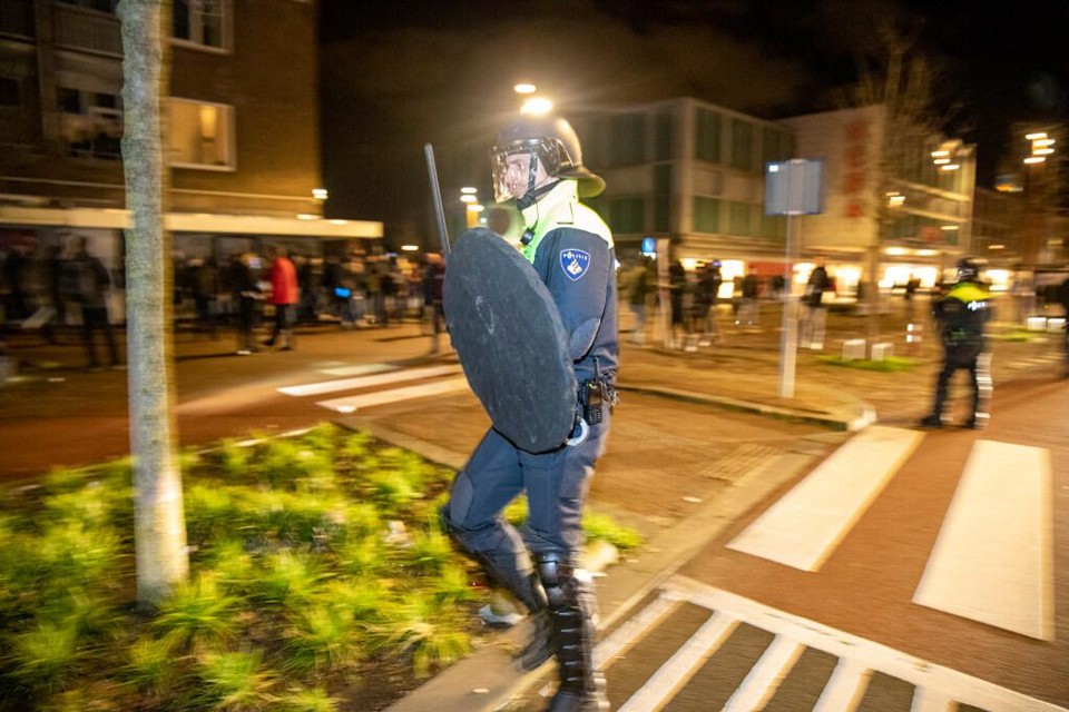 Ook in IJmuiden kwam de politie diverse keren in actie tijdens demonstraties tegen de coronamaatregelen.