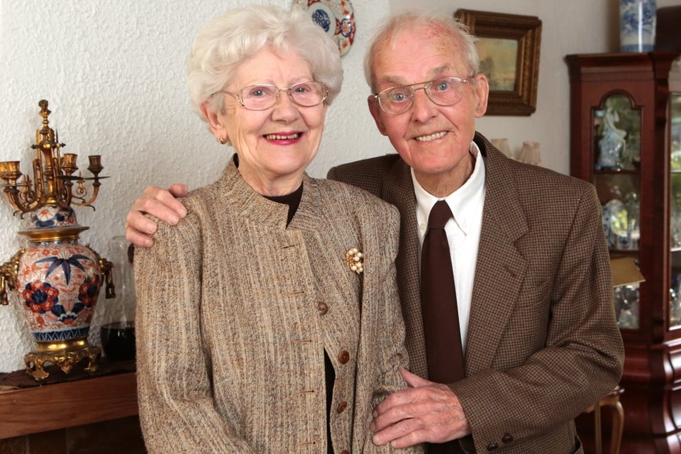 Frans Josef (89) en Hendrika (83) Keyzer in hun woonkamer in Hilversum Zuid. Foto: Studio Kastermans/Alexander Marks 