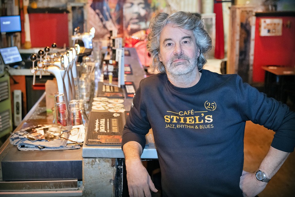 Eigenaar Joost van Rijmenam in zijn jarige café Stiel’s. ,,Het komt van het oudhollandse woord ’stiel’, dat ’stijl’ betekent.’’