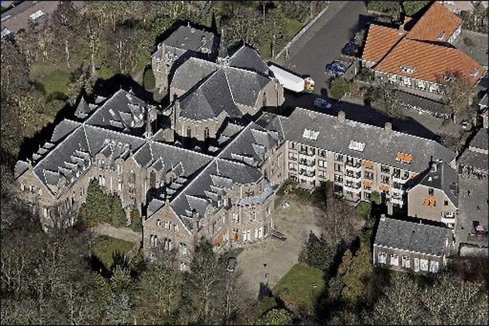 Luchtfoto van het Luciaklooster in Bennebroek dat getransformeerd wordt tot woonruimte.
