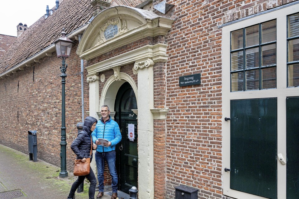 Jennifer en Jeroen van Doorn uit Soest maken een rondwandeling en komen voor een dichte deur bij het Hofje van Bakenes.