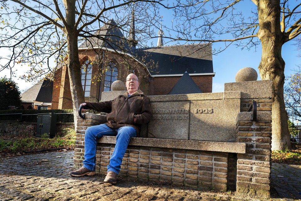 Petitionaris Feef van Roosmalen op de Burgemeester Wentholtbank. ,,Hij hoort hier niet.’’
